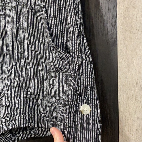 Shorts | Small - Picture 2 of 3